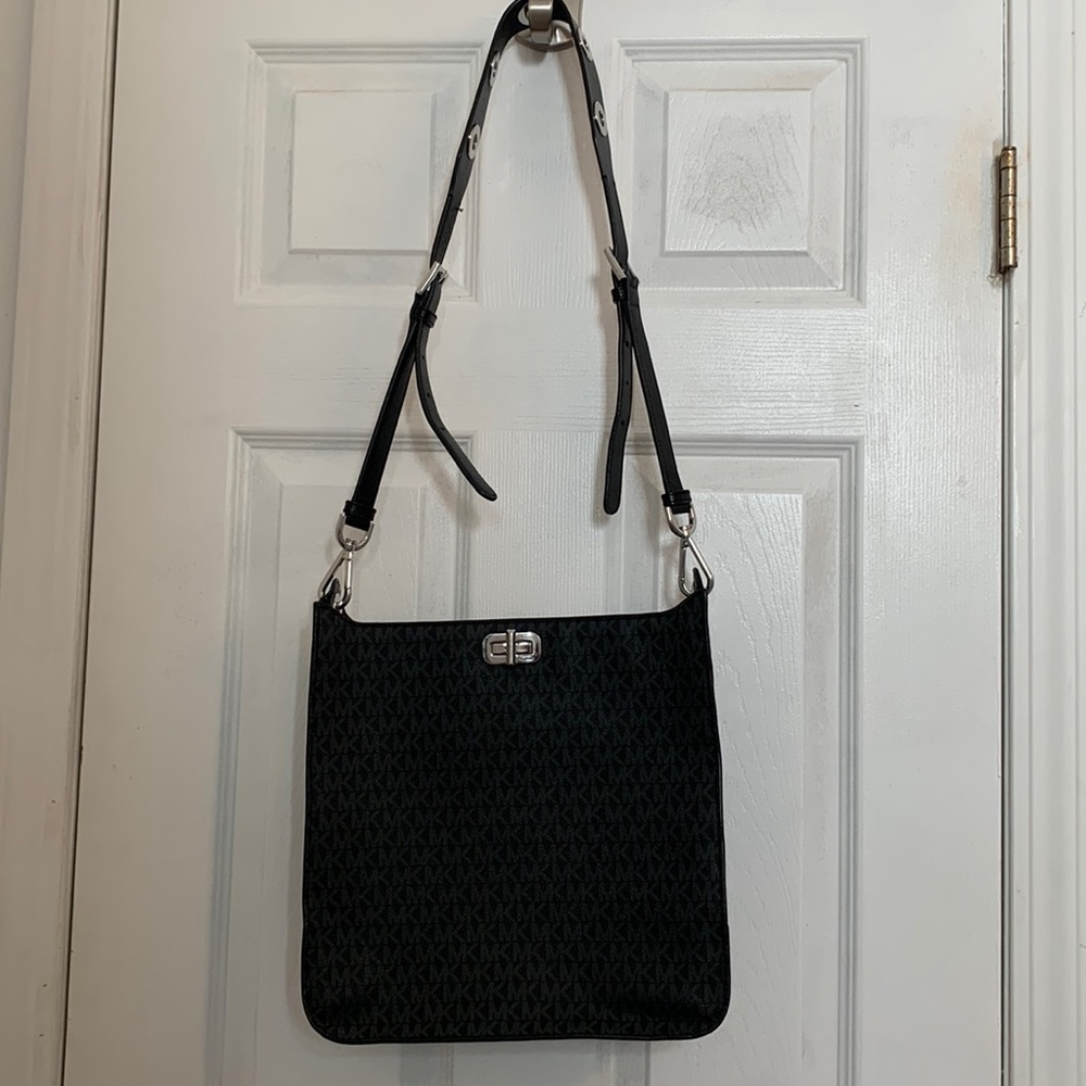 EUC Michael Kors Jet Set Travel Messenger Bag